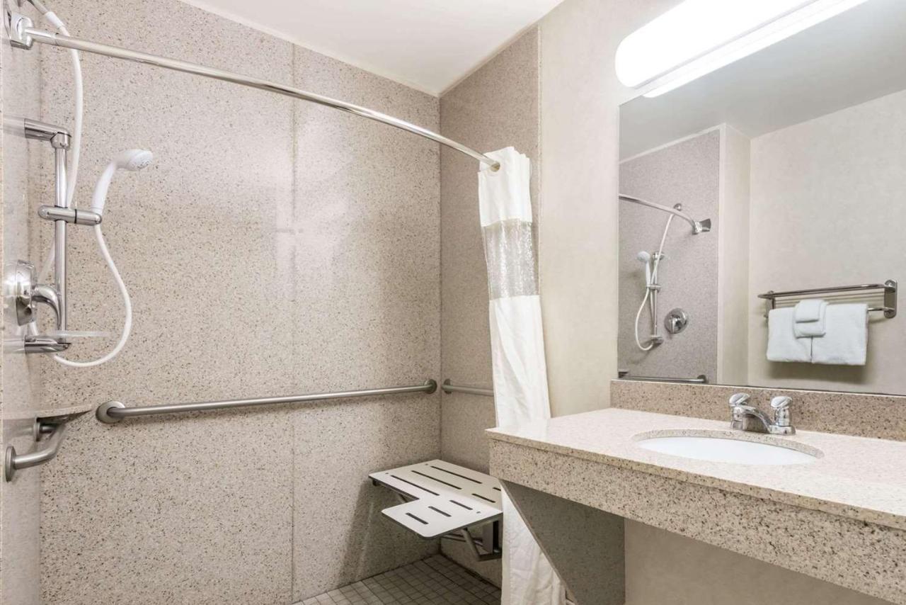 King Room with Roll-in Shower - Mobility Access/Non-Smoking