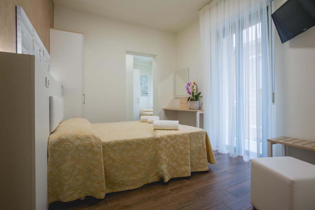 Chambre Triple Supérieure avec Vue Latérale sur la Mer