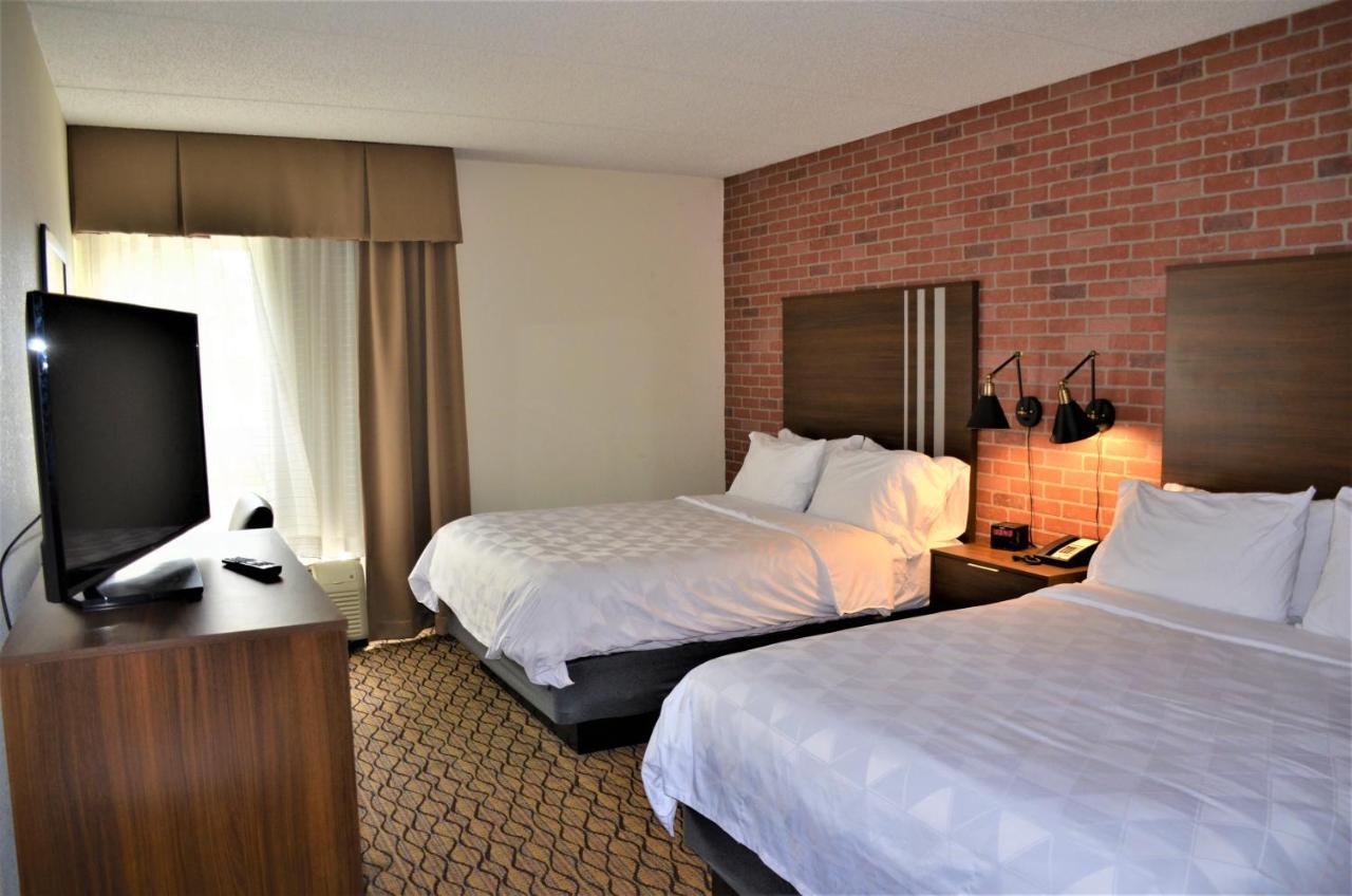 Queen Room Tub Sofa Bed Accessible or Non-Smoking