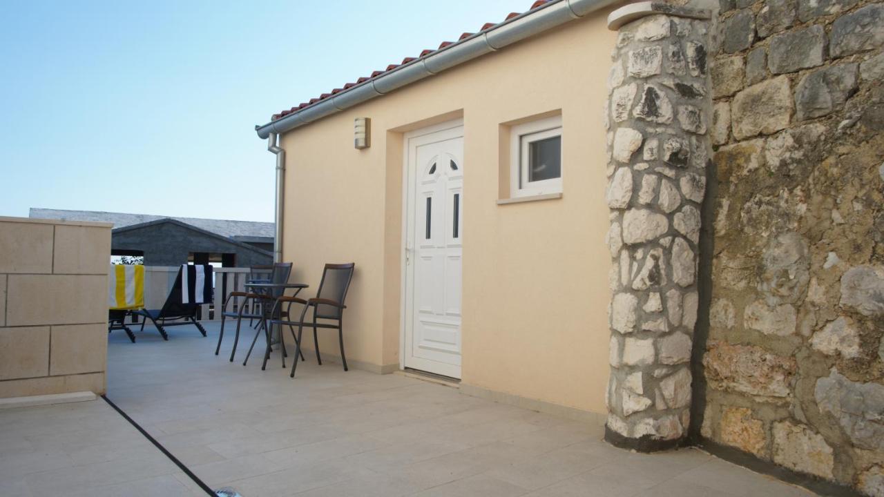 Single Room Shared Terrace