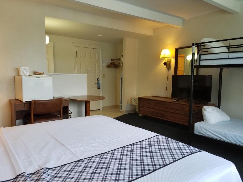 King Room with Bunk Beds - Non-Smoking