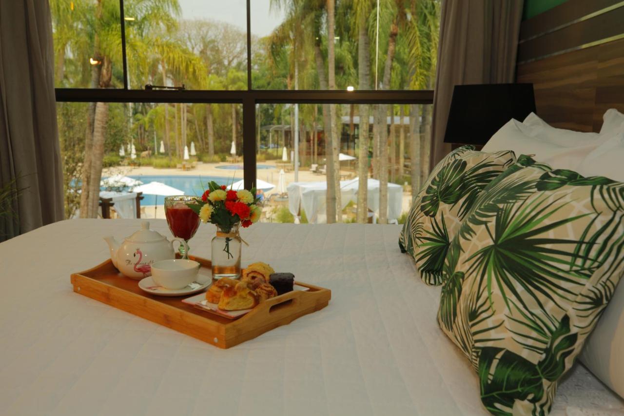 Apartment with Pool View