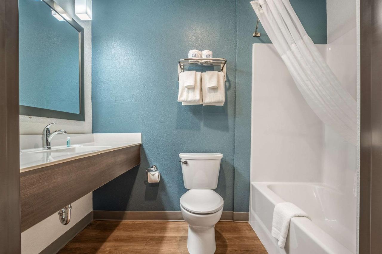 Queen Room  with Roll-In Shower - Disability Access/Non-Smoking