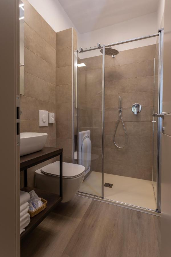 Kleines Doppelzimmer mit Balkon und eingeschränktem Seeblick
