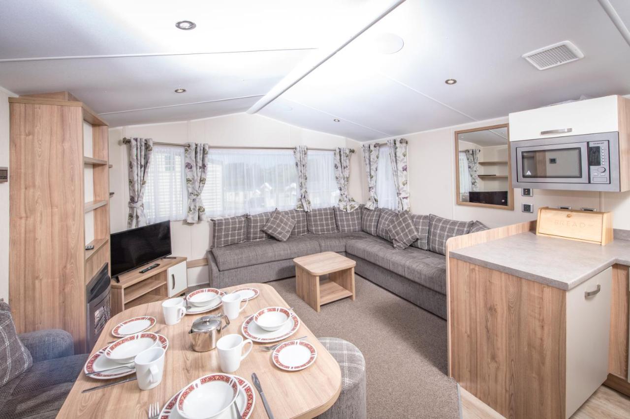 3 Bedroom Silver Caravan,1014841222:JPEG