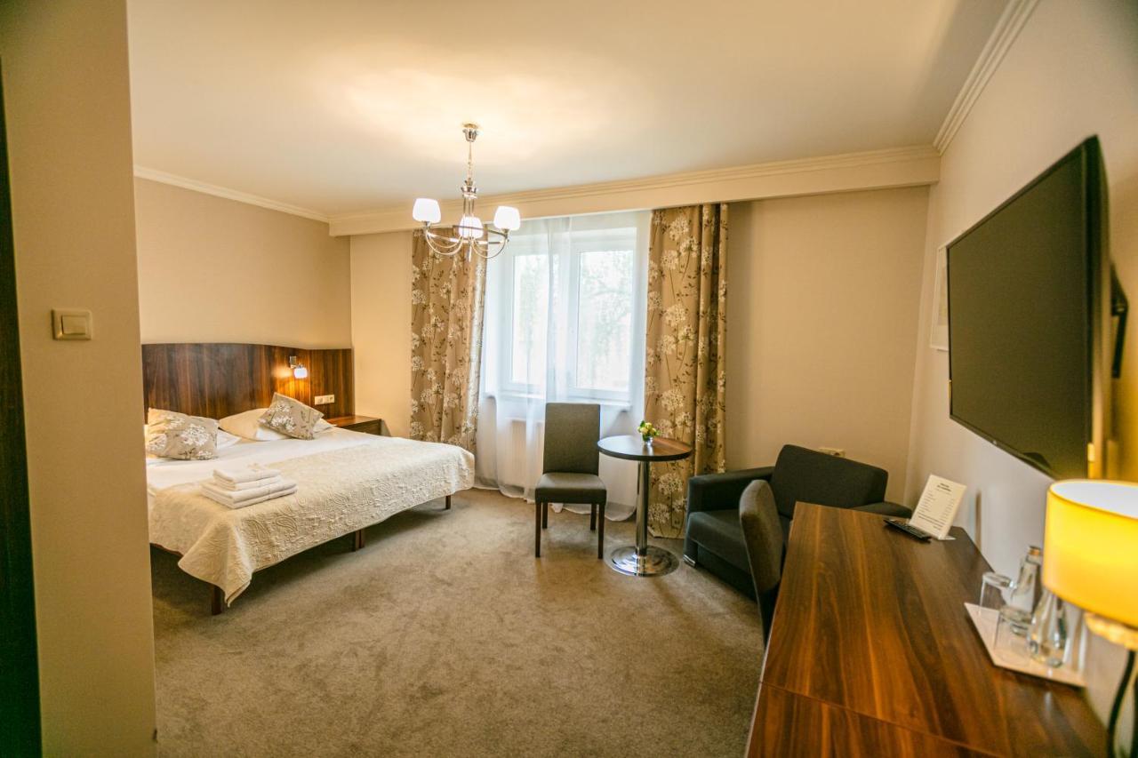 Deluxe Double Room Shower,1018286731:JPEG