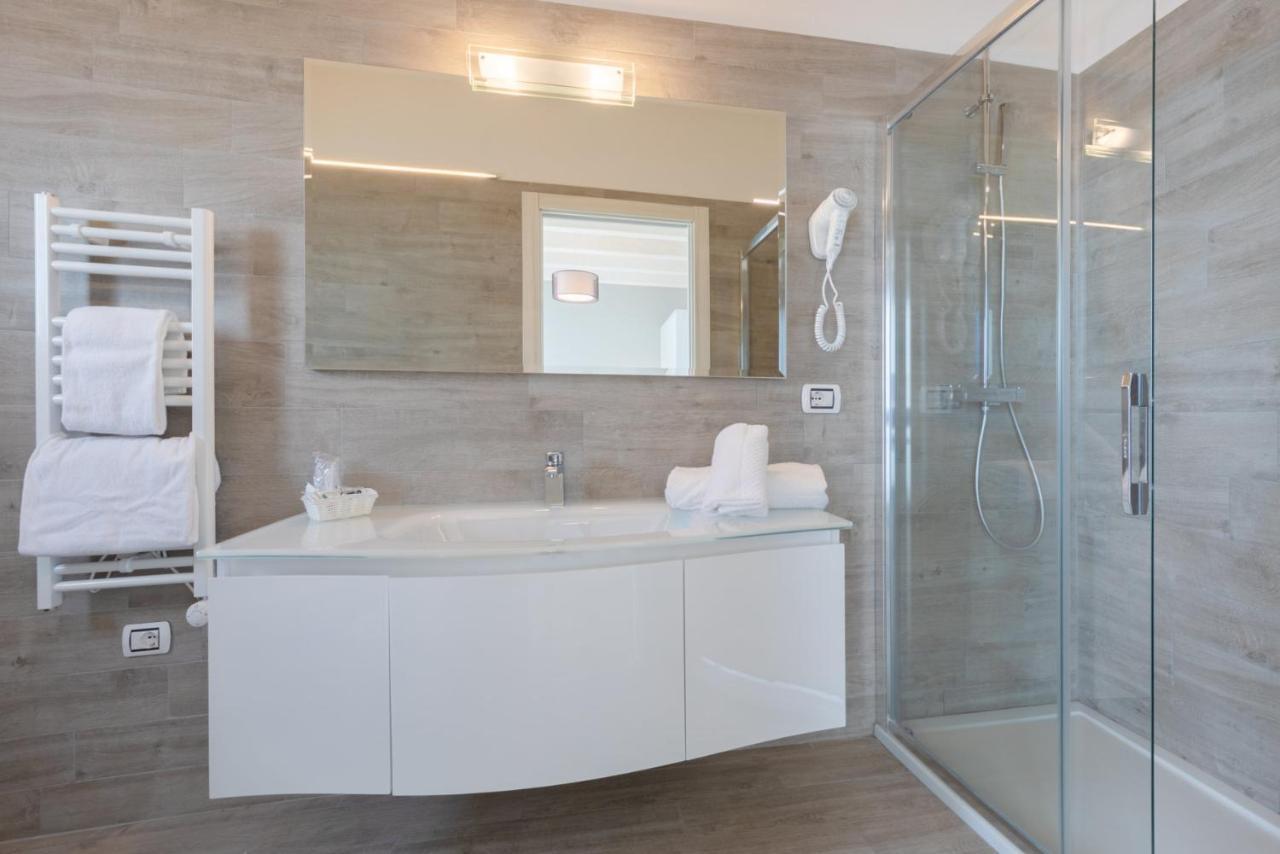 Deluxe Suite Spa Bath