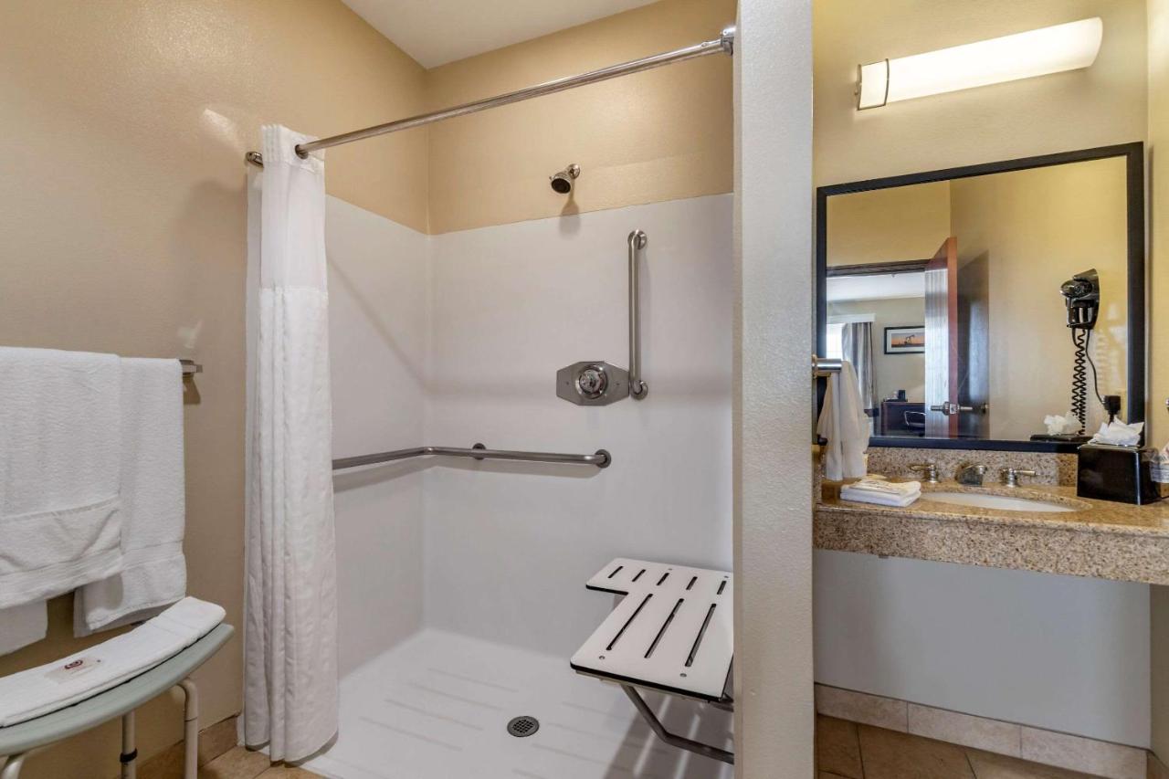Queen Suite Two Queen Beds Roll Shower Accessible or Non-Smoking,1439409724:JPEG