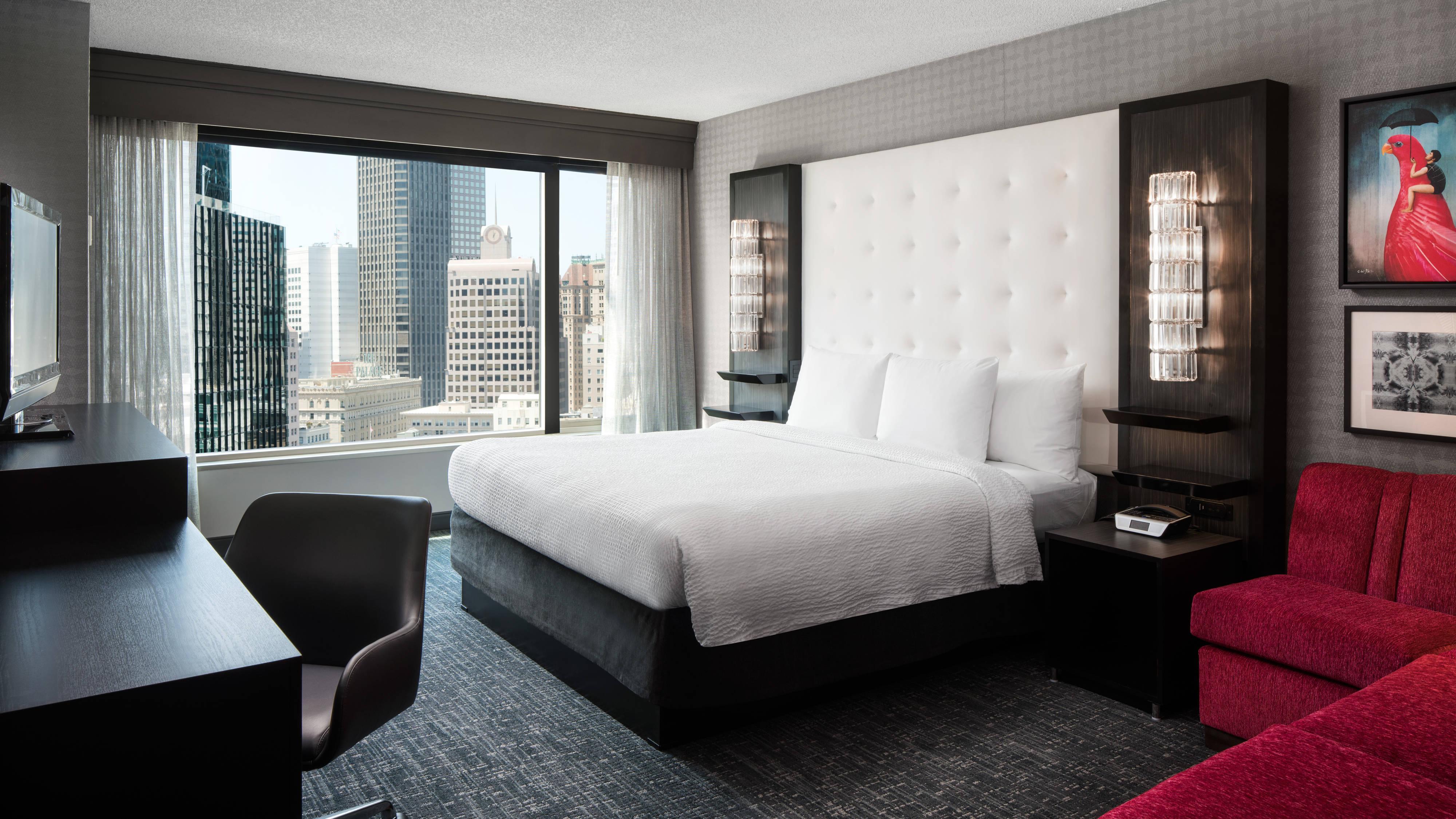 Zimmer mit Kingsize-Bett und Stadtblick - obere Etage