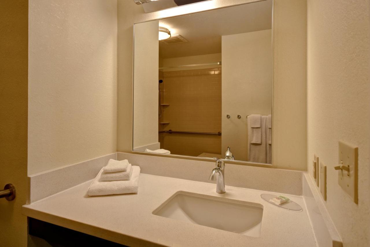 Queen Studio Suite with Hearing Accessible Roll in Shower - Non-Smoking