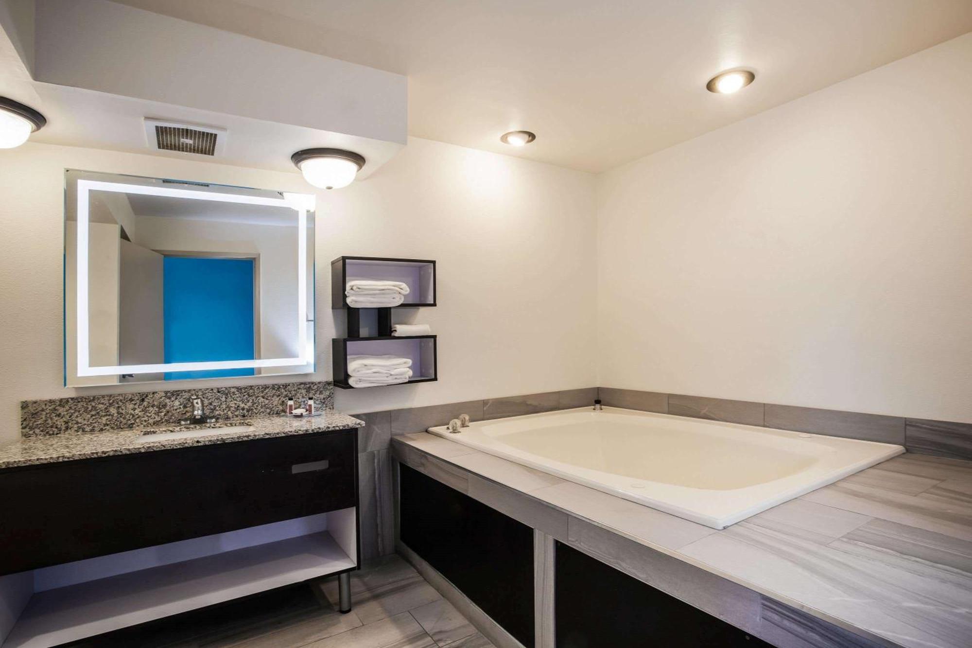 King Room with Balcony/3rd Floor, Non-Smoking