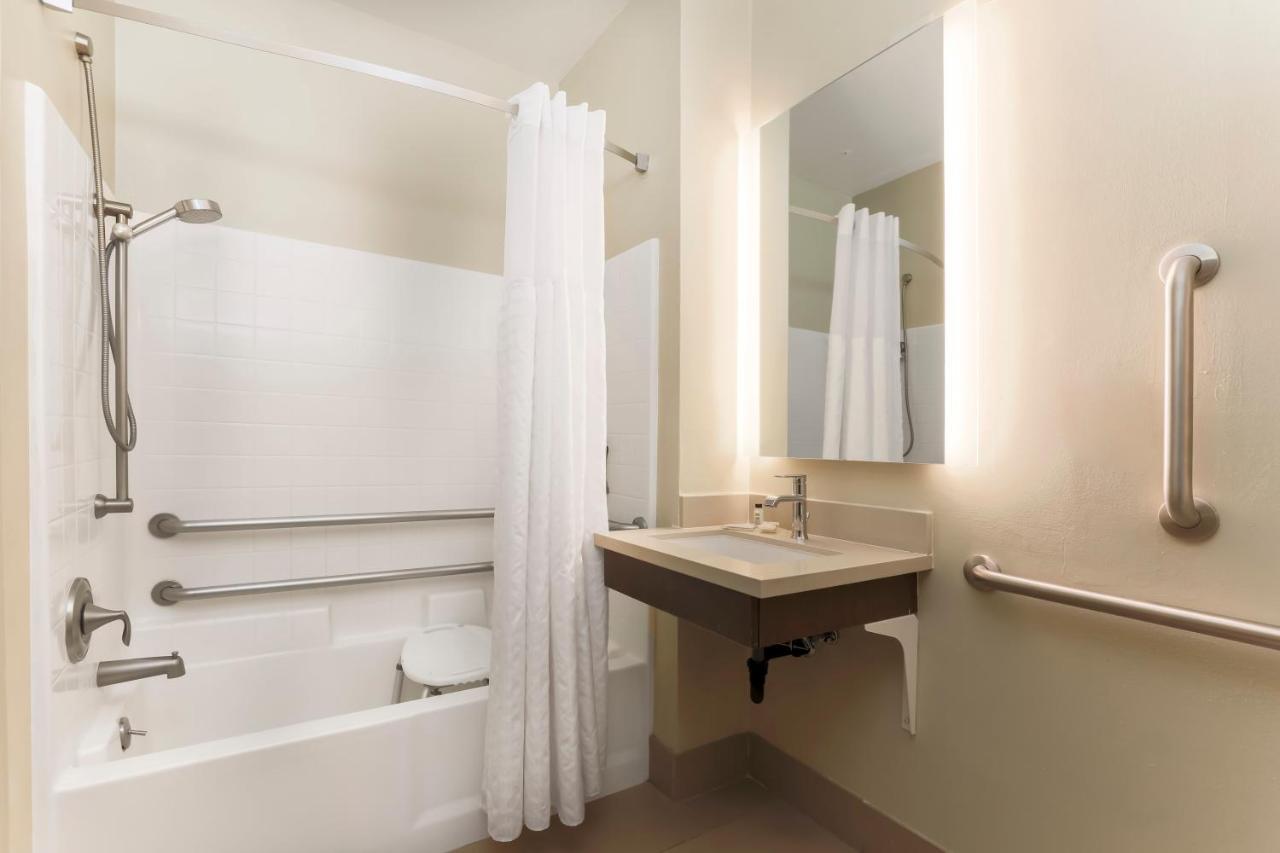 Queen Studio Suite Tub Disability Access or Non-Smoking