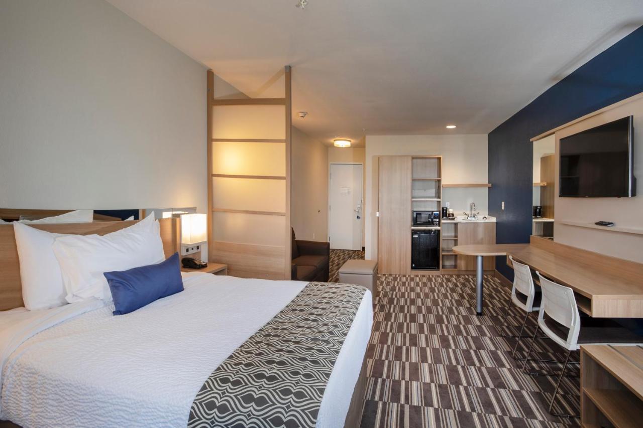 Studio Suite with One Queen Bed - East View - Non-Smoking