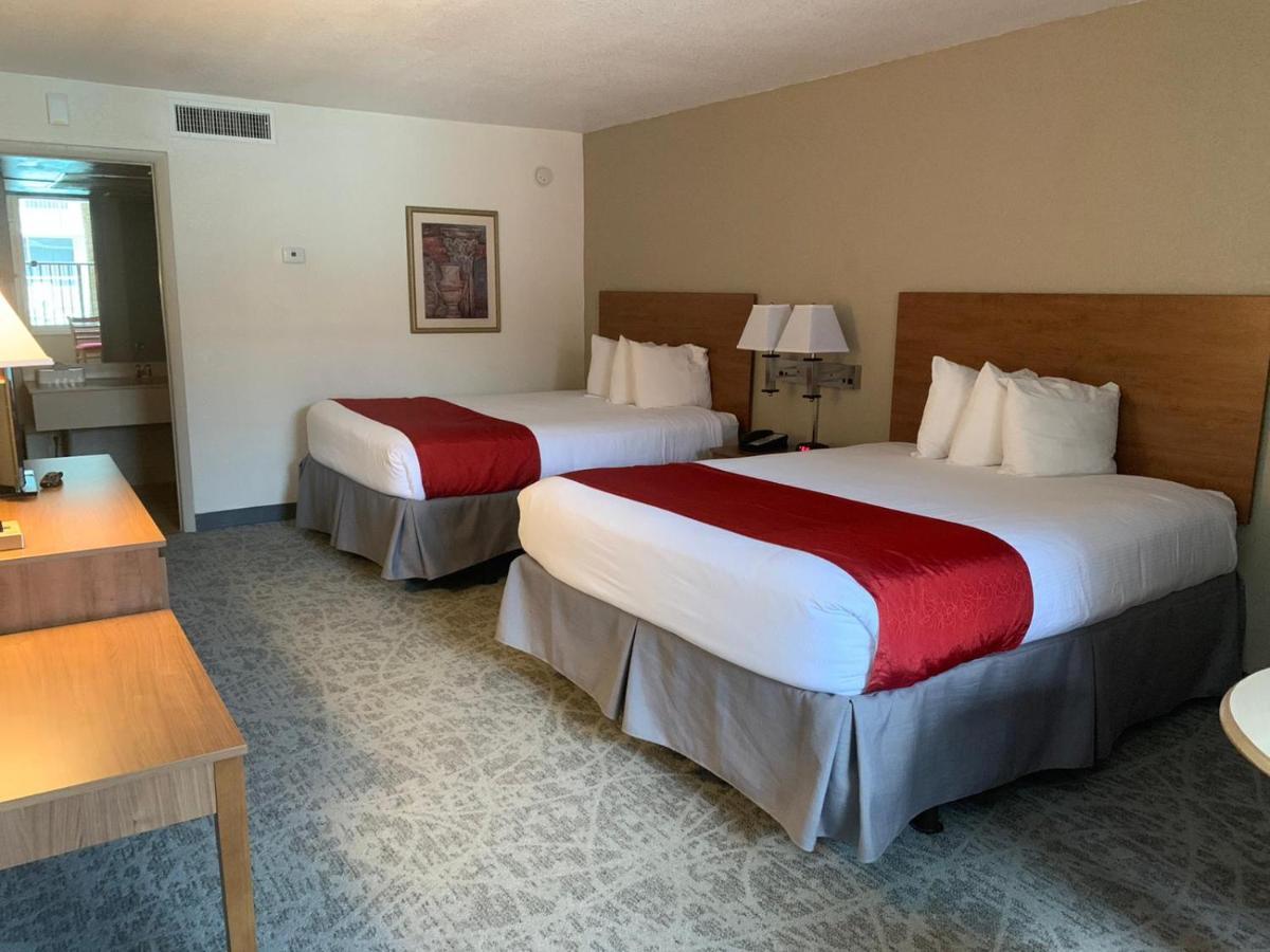 Superior Inn Zimmer mit 2 Queensize-Betten und Poolblick
