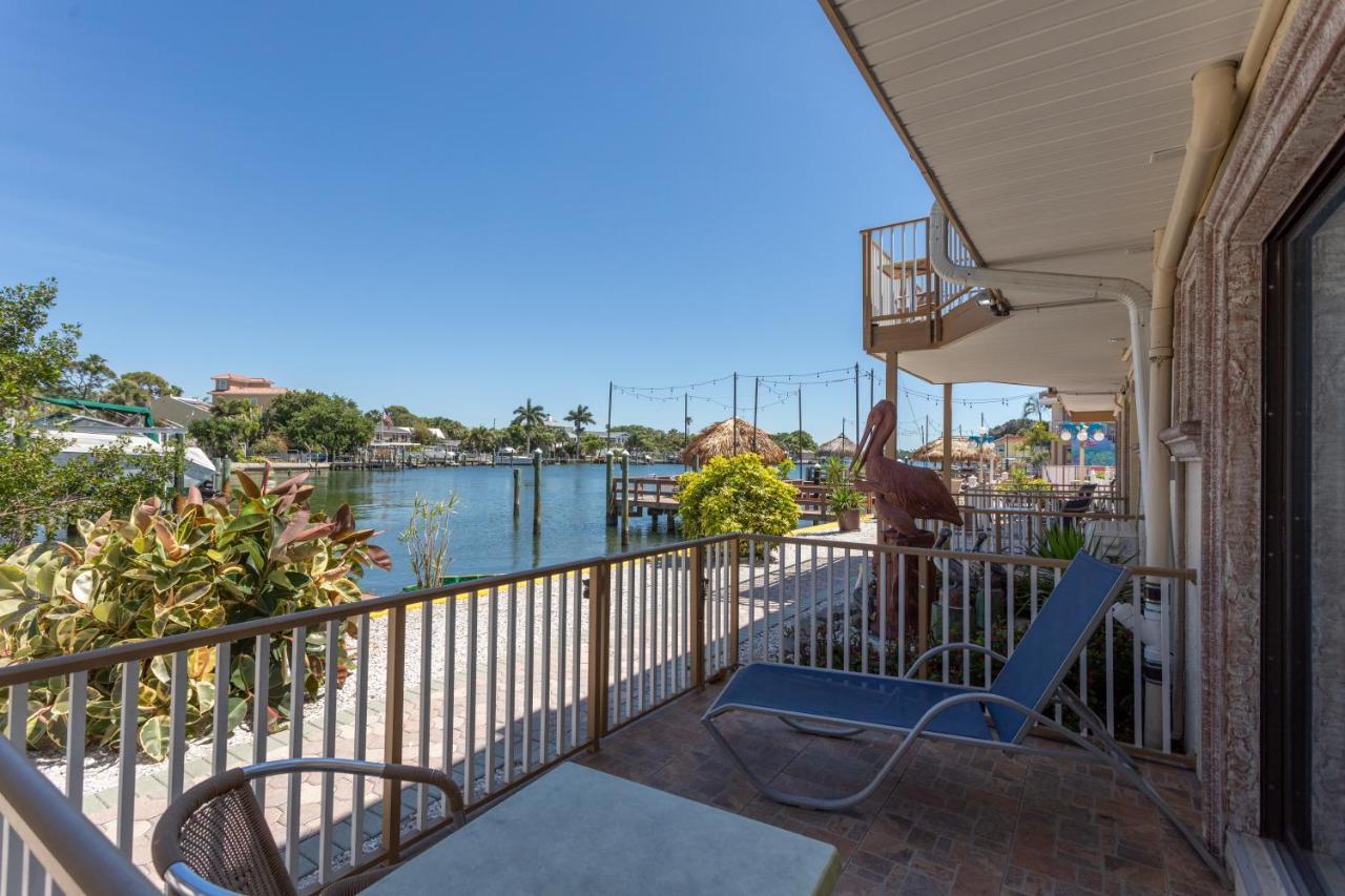Bay Front with Balcony Suite: 1 Queen Bed