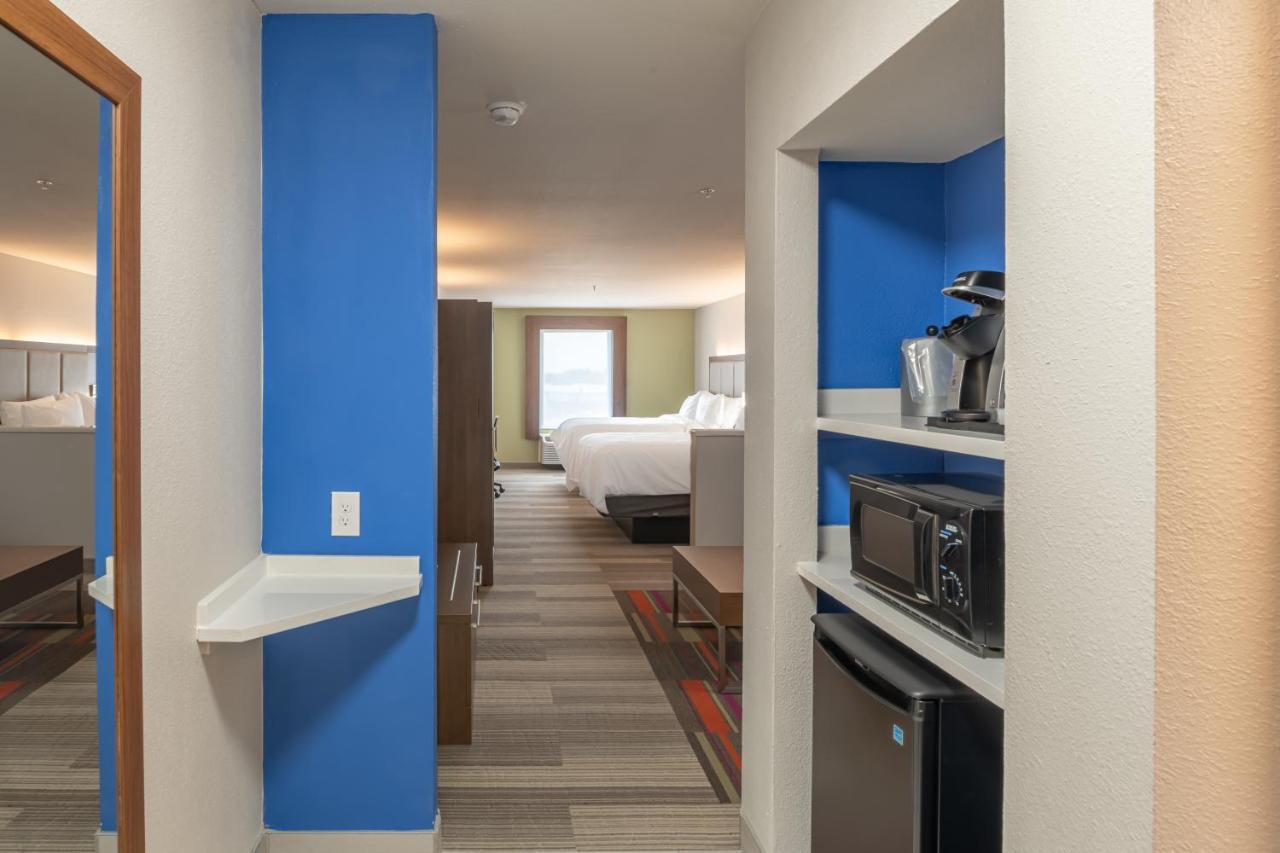 Queen Suite with Two Queen Beds - Mobility Accessible with Tub