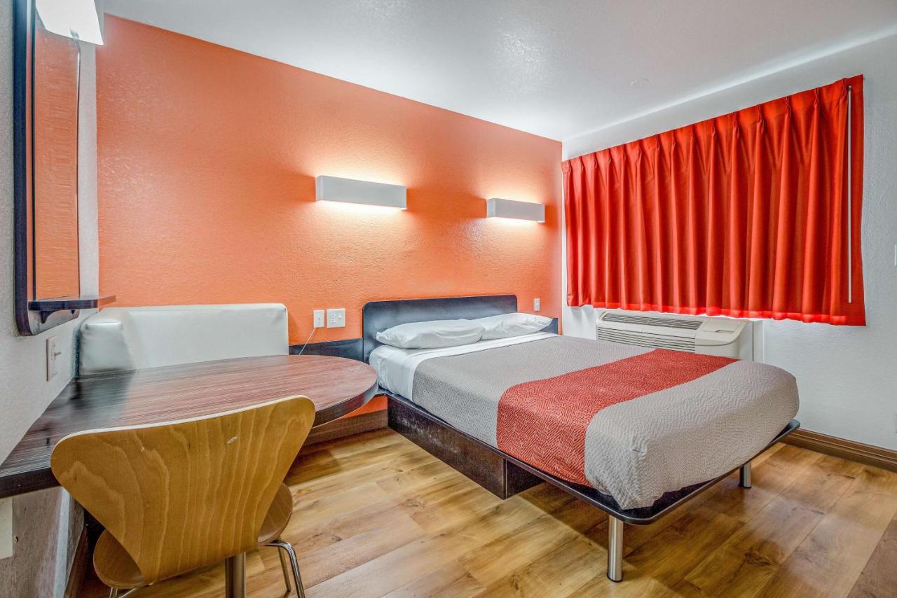 Deluxe Queen Room - Non-Smoking