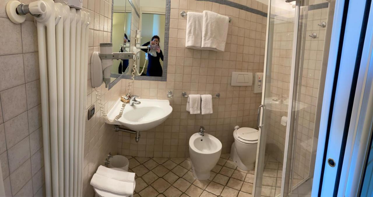 Camera Matrimoniale/Doppia con Letti Singoli con Bagno Privato