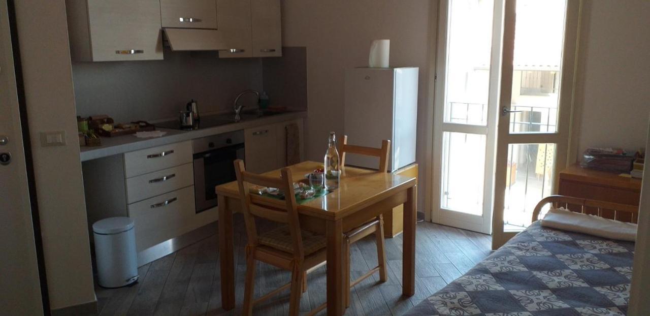 One-Bedroom Apartment,1035885376:JPEG