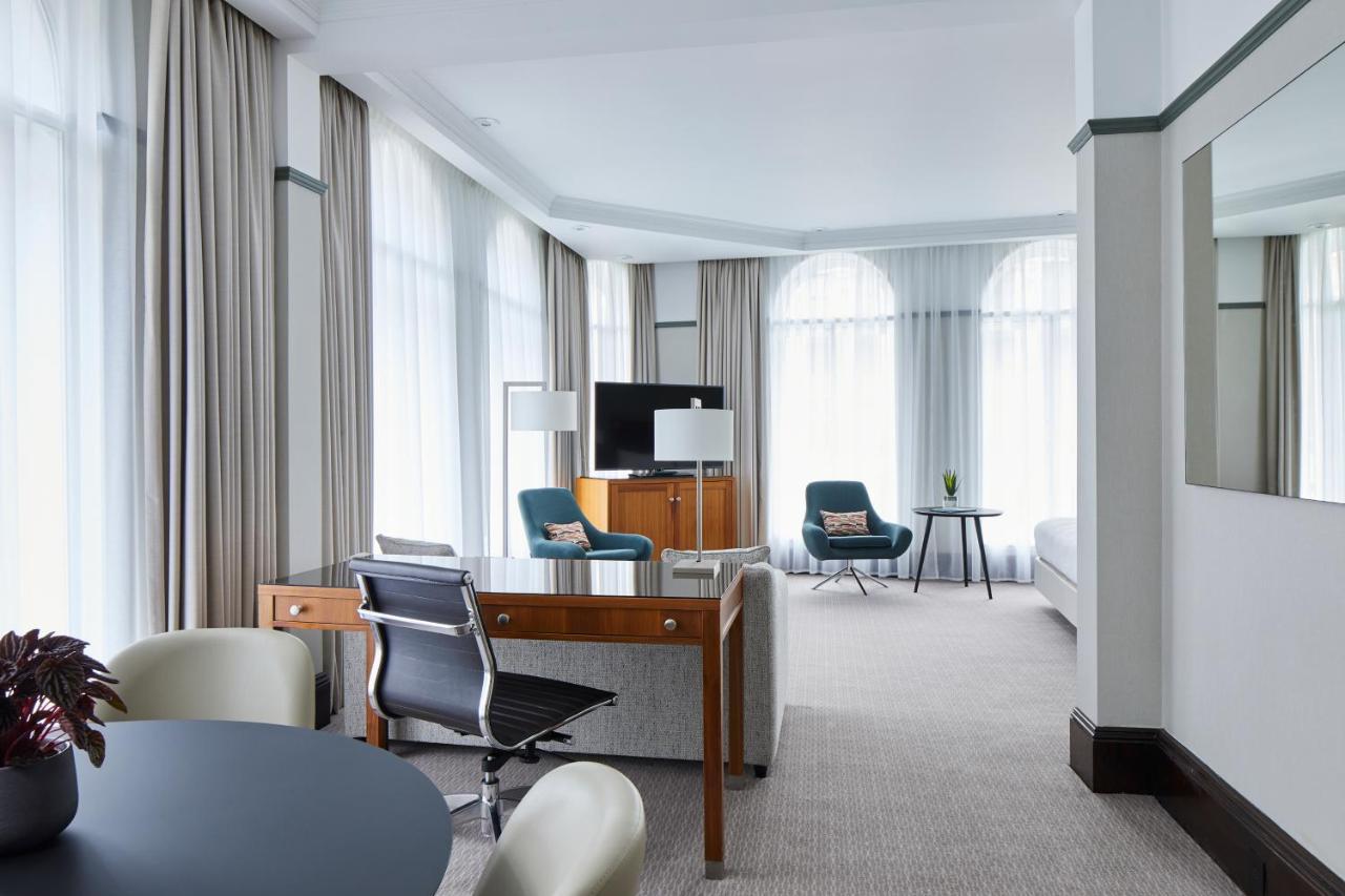 Junior Suite with City View, Executive Lounge Access
