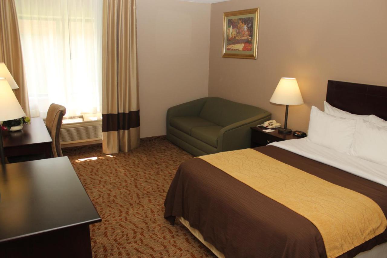 Queen Room Accessible or Non-Smoking