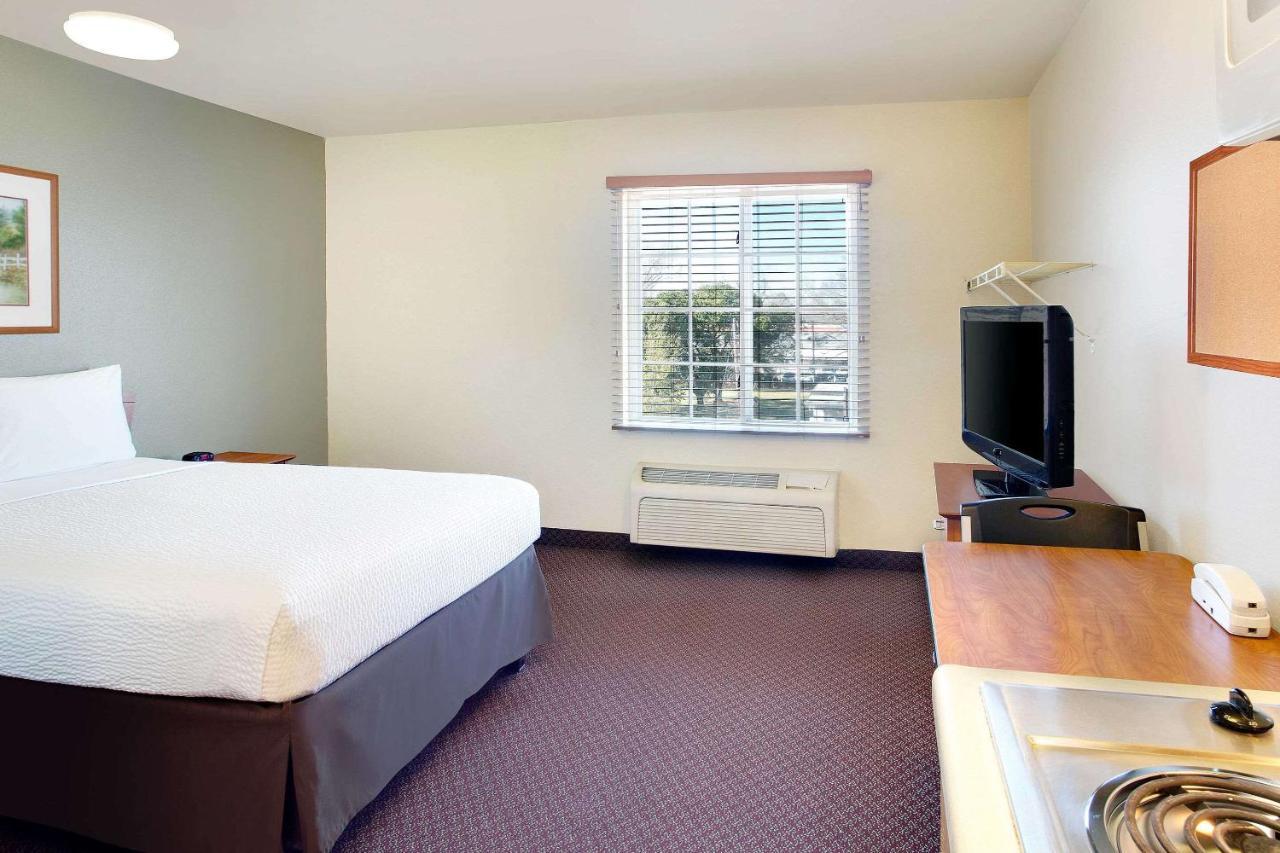 Efficiency Queen Room with Kitchen - Non-Smoking