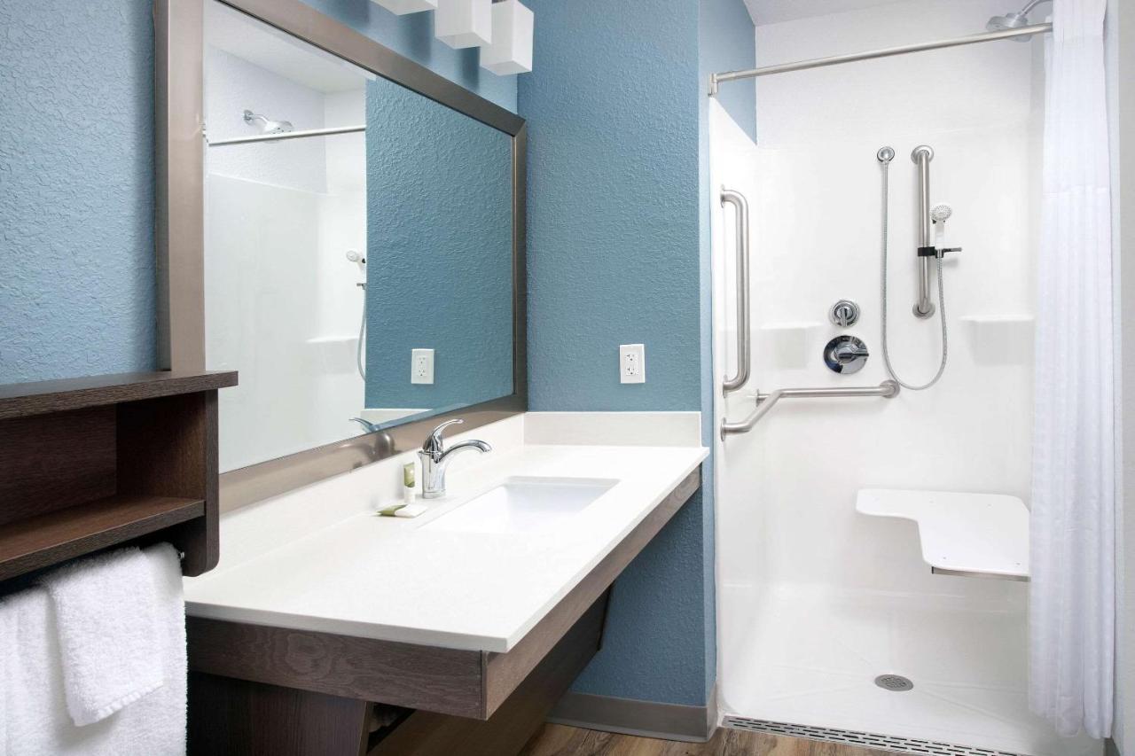 Queen Room Roll Shower Disability Access or Non-Smoking
