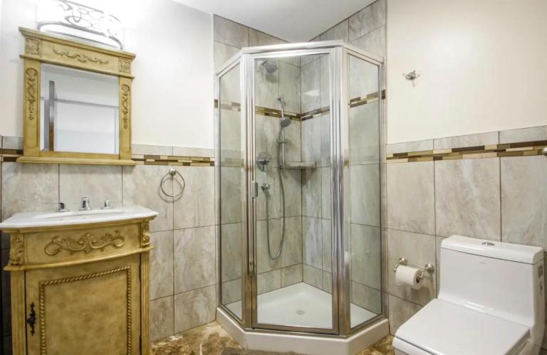 Deluxe Queen Suite