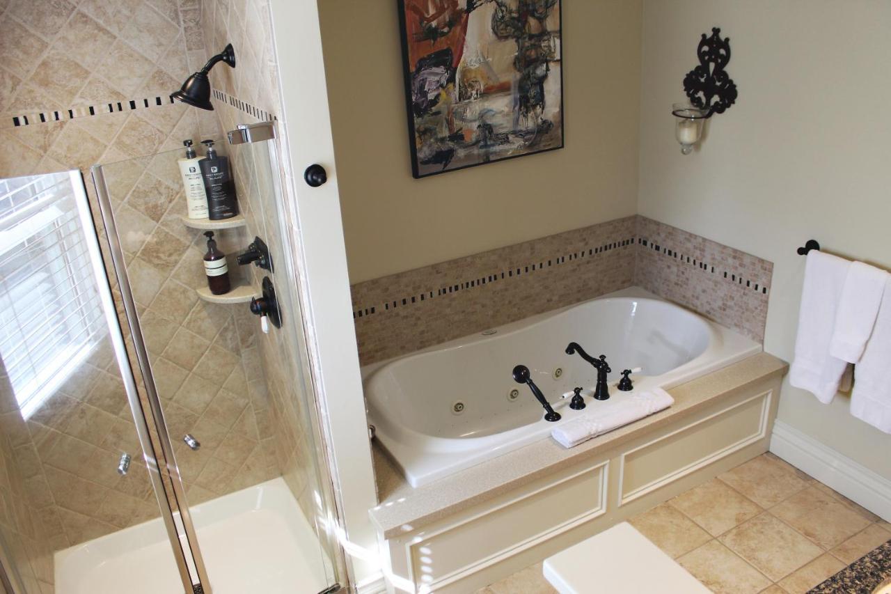 Queen Suite with Spa Bath