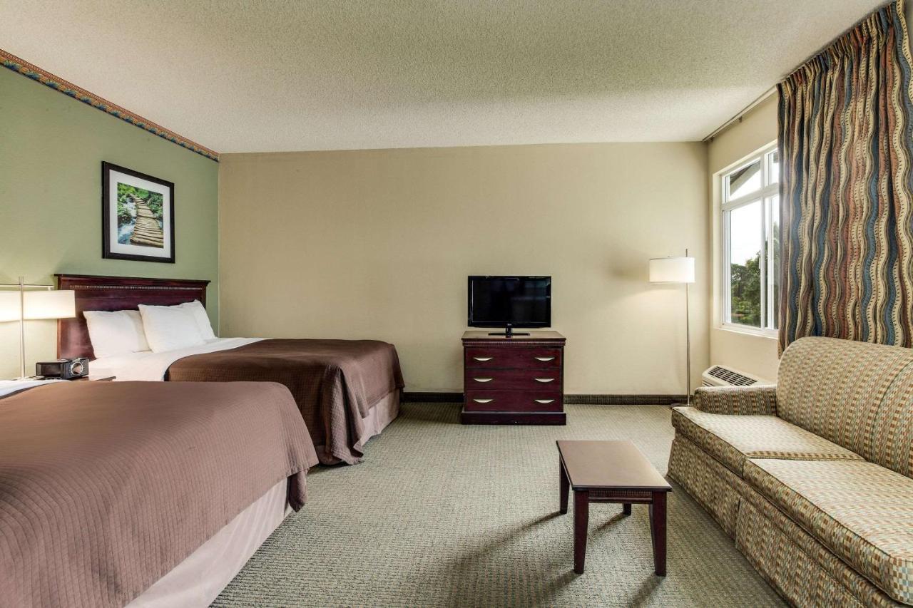 Queen Suite Two Queen Beds Sofa Bed Non Smoking