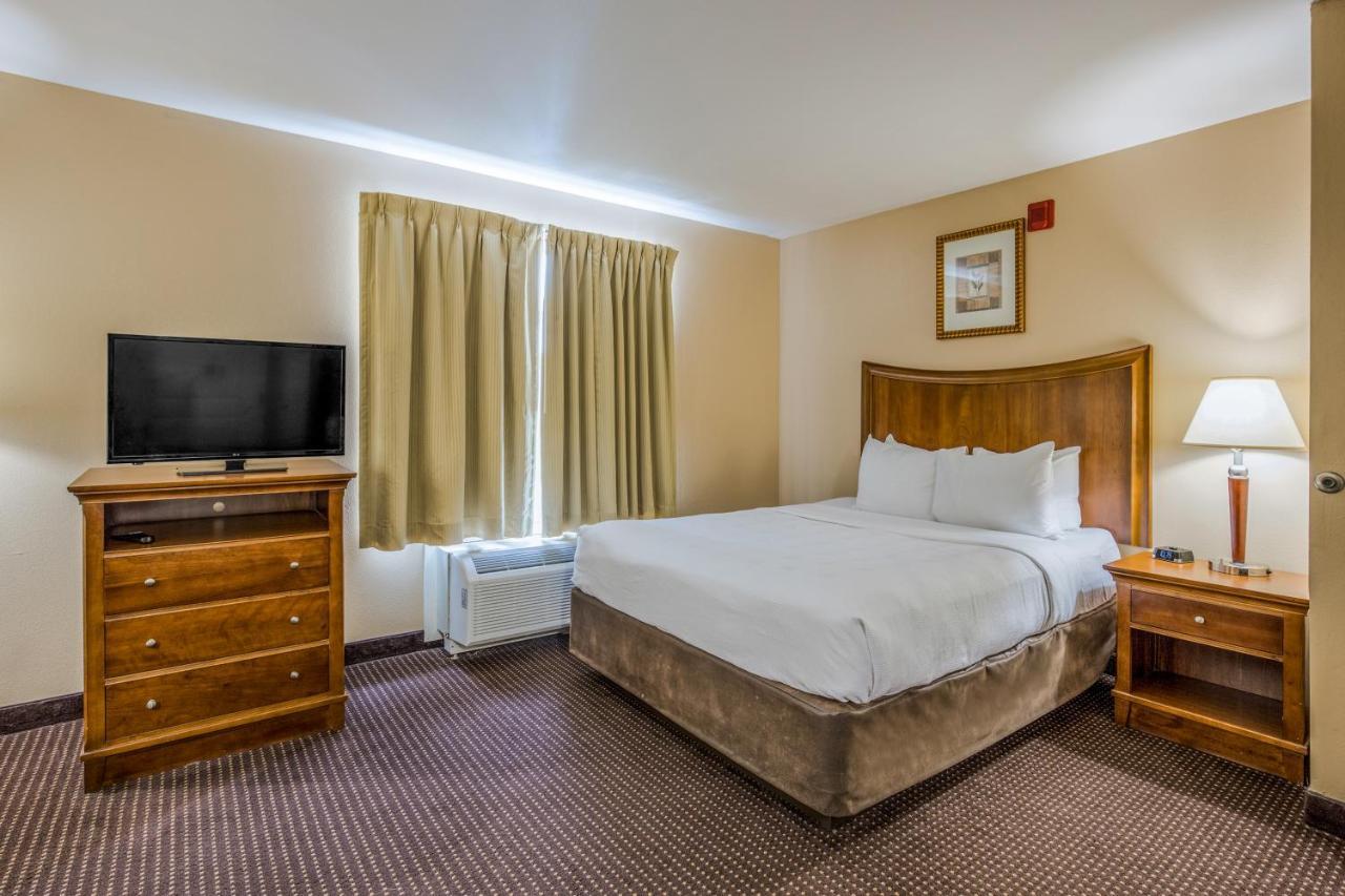 Efficiency Queen Suite - Accessible/Non-Smoking
