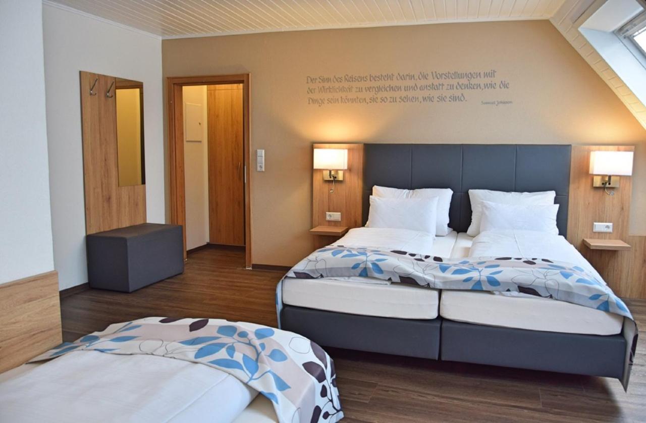 Dreibettzimmer mit Badewanne