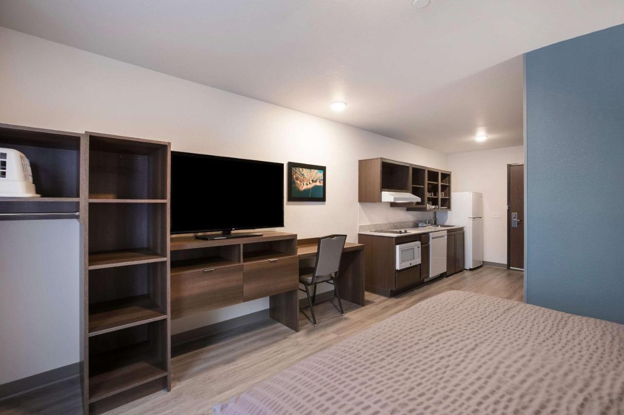 QUEEN SUITE W DISHWASHER (DISHES/COOKWARE INCLUDED) ACCESSIBLE ROLL IN SHOWER