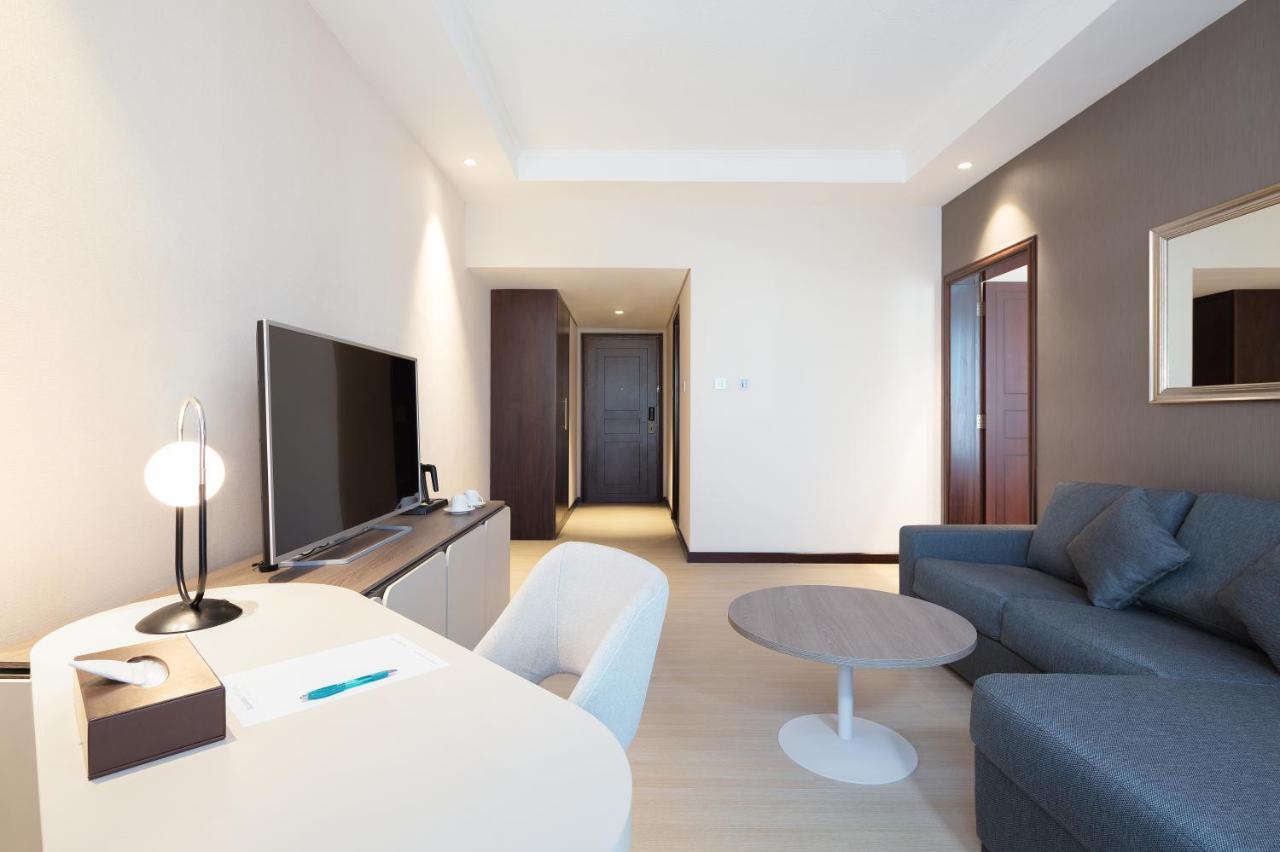 Suite F&B Salon Complimentary Shuttle to Dubai Mall & La Mer Beach,1059650200:JPEG