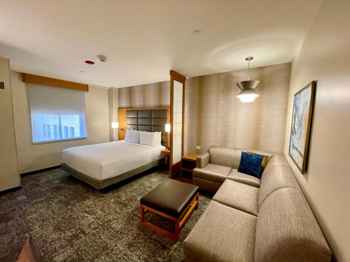 Habitación con 2 camas grandes y sofá cama - Planta alta