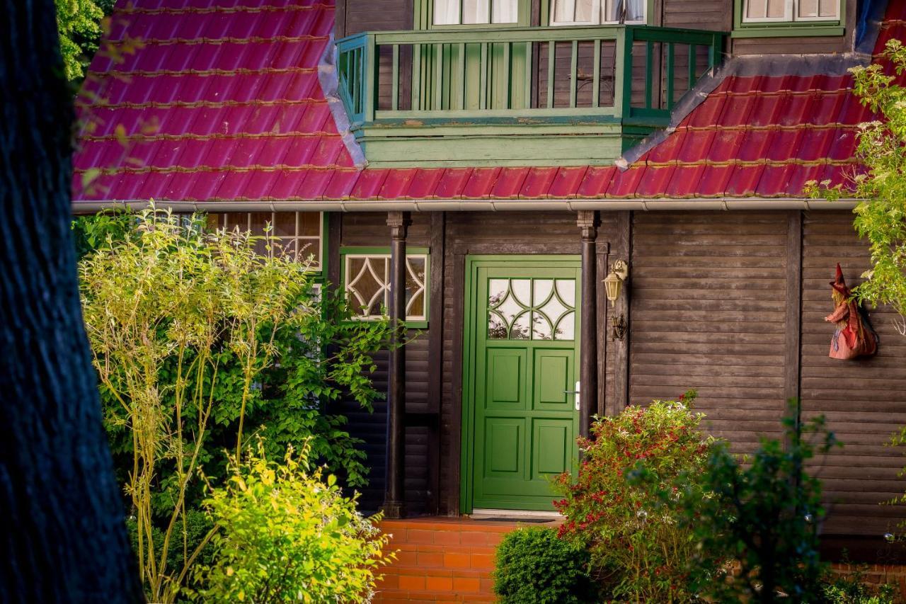 Three-Bedroom House,517208064:JPEG