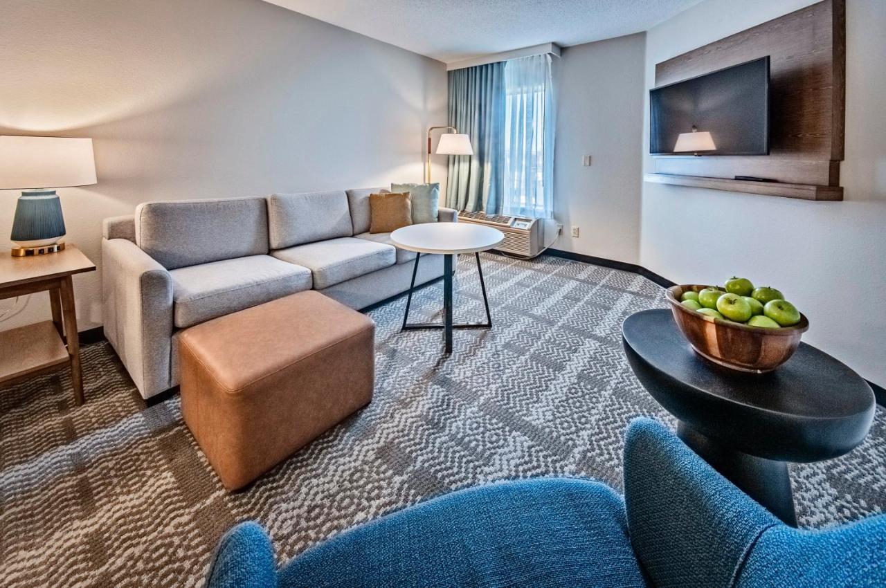 One Bedroom Suite with One Queen Bed