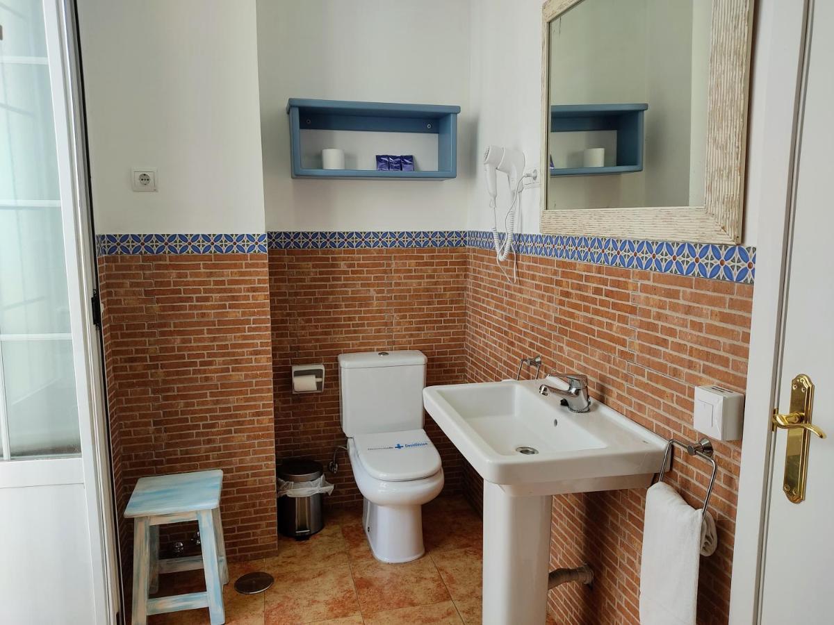 Habitación con cama extragrande y balcón