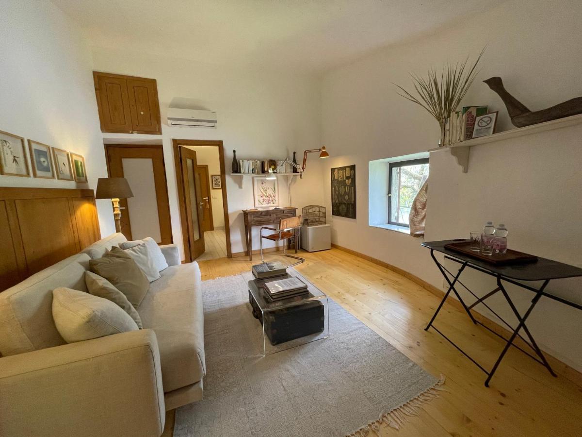 Doppelzimmer mit Kingsize-Bett und Gartenblick