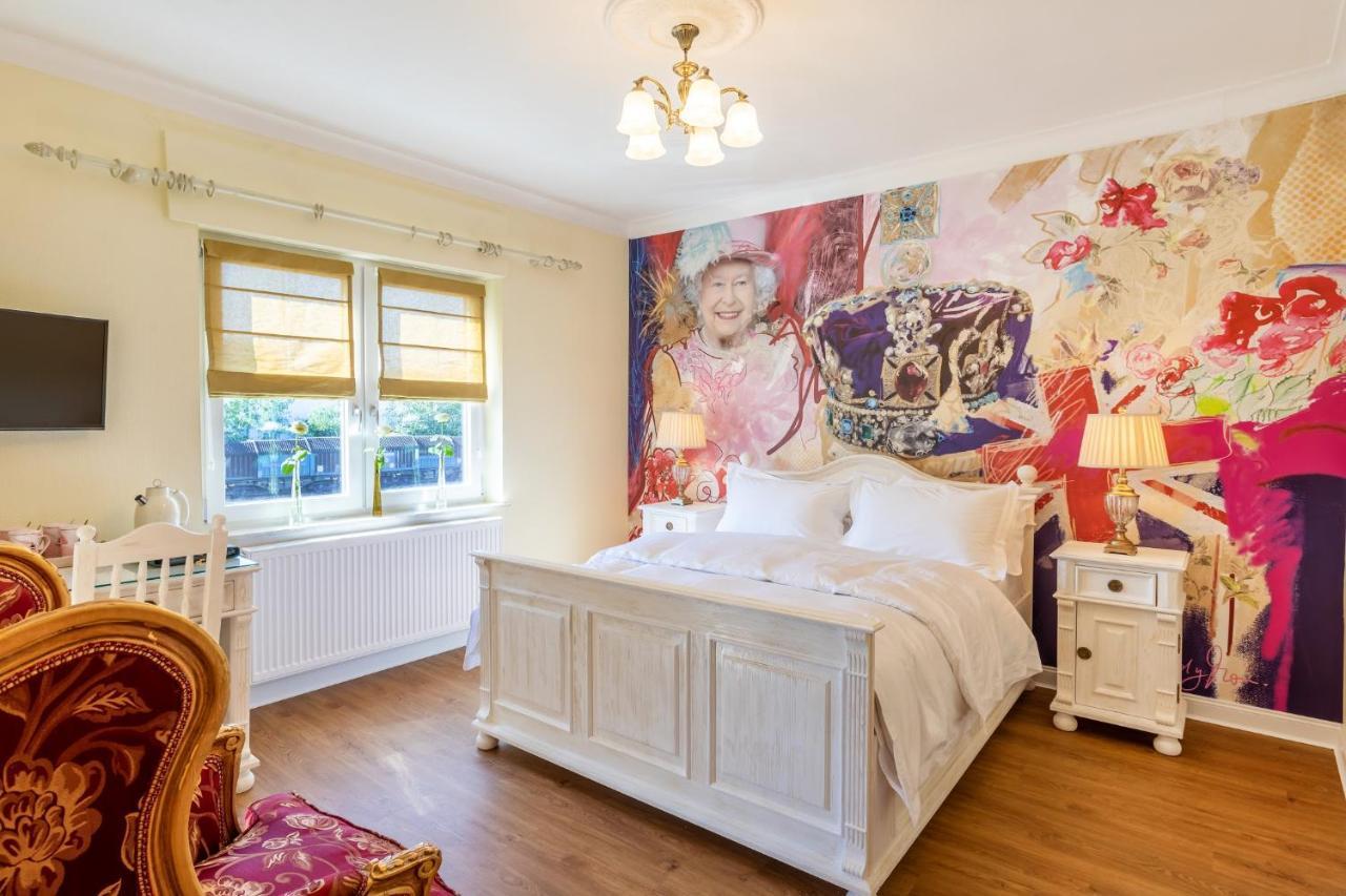 Queen's Room,1287676849:JPEG