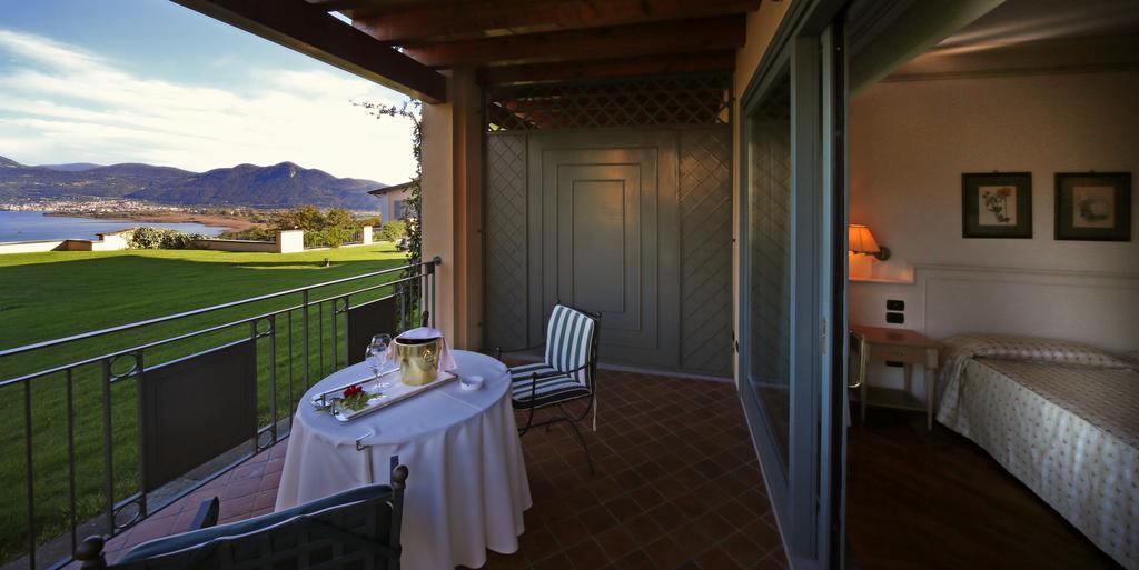 Double or Twin Room withTerrace Lake View