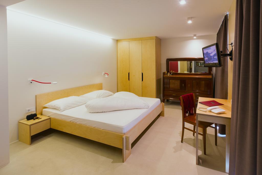 Double Room,1367517686:JPEG