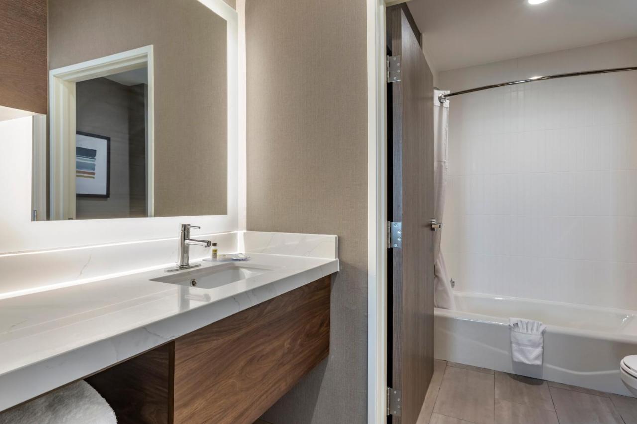 One-Bedroom Queen Suite