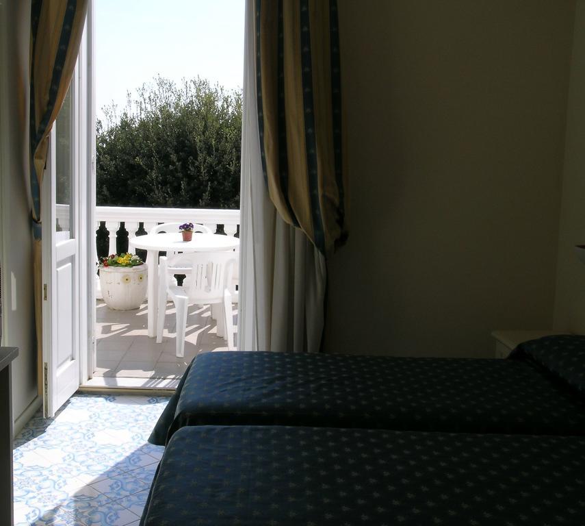 Doppel-/Zweibettzimmer mit Balkon