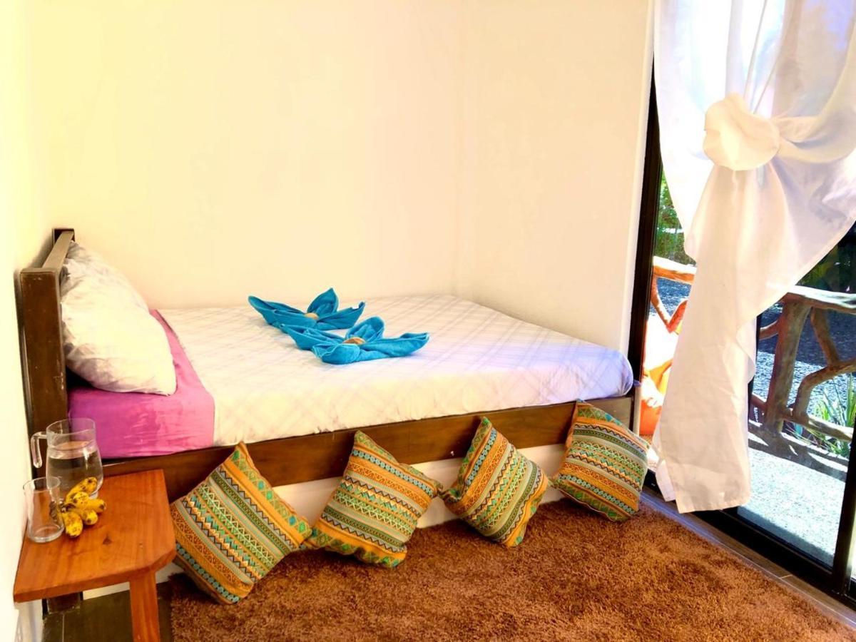 Chambre Lit Queen-Size - Vue sur Piscine