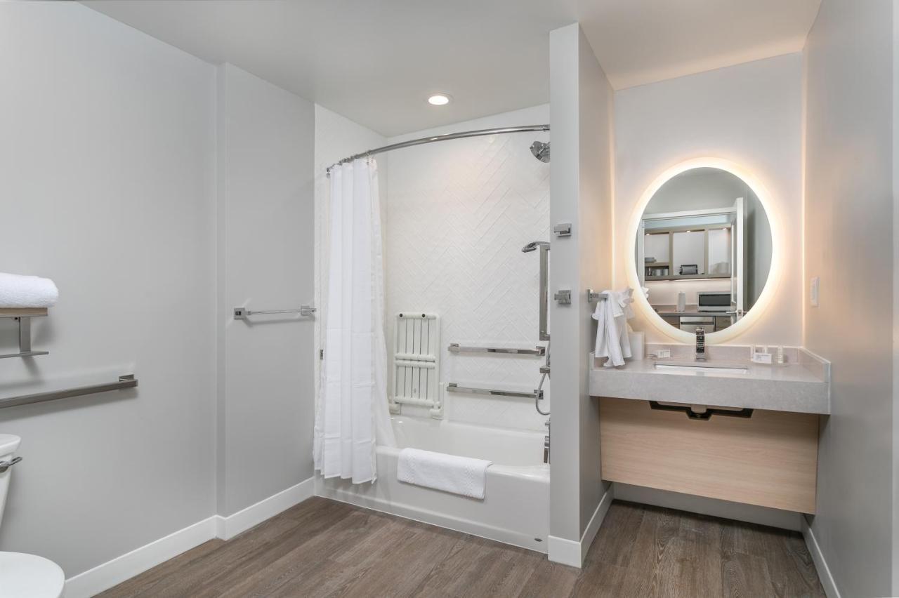King Studio with Sofa Bed and Adapted Tub - Mobility Accessible
