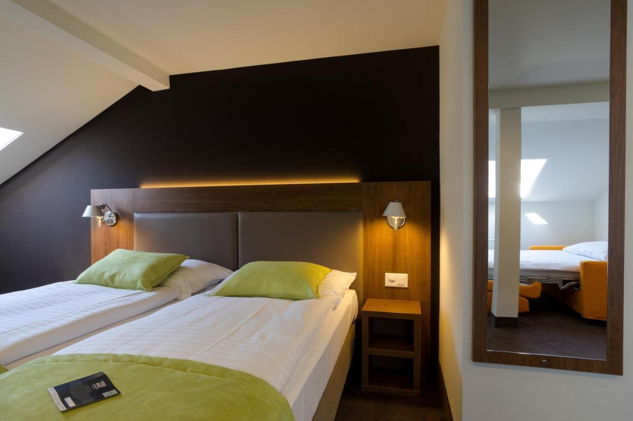 Chambre Standard 1 Lit Double et 2 Lits Simples