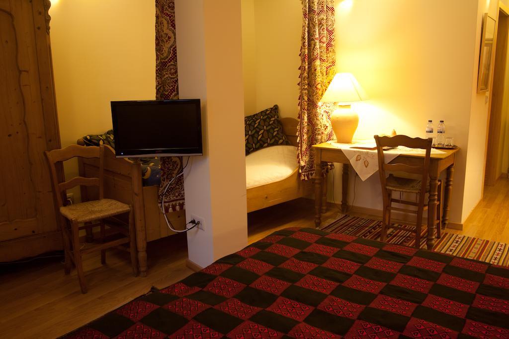 Queen Room Disability Access Village View