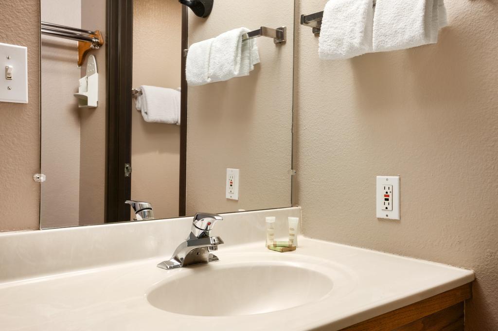 Deluxe Queen Room - Non-Smoking