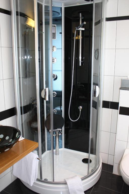 Small Queen Room with Shower